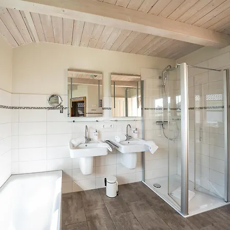 Dom wakacyjny Brandgans 40 - Komfort-ferienhaus Mit Eingezaeuntem Garten, Sauna & Kamin